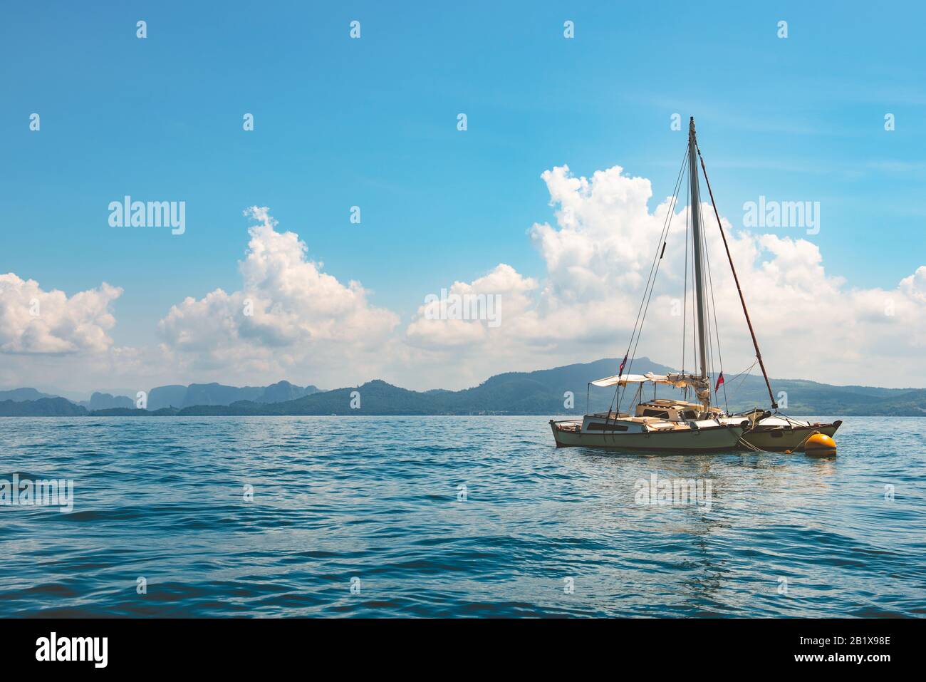 Segelboot im Meer im Sonnenschein, luxuriöses Sommerabenteuer, Aktivurlaub in Krabi, Thailand. Stockfoto