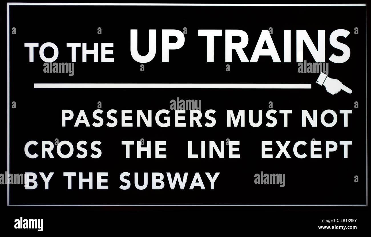 Widersprüchliche Anweisungen und verwirrende Schilder für Fahrgäste an einem Bahnhof Stockfoto