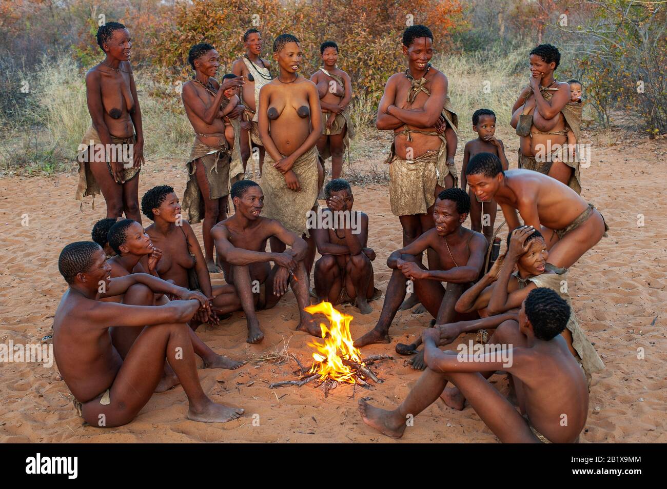 JU/'Hoansi-San Bushman Menschen rund um das Lagerfeuer im Grashoek Living Museum, Nord-Namibia Stockfoto