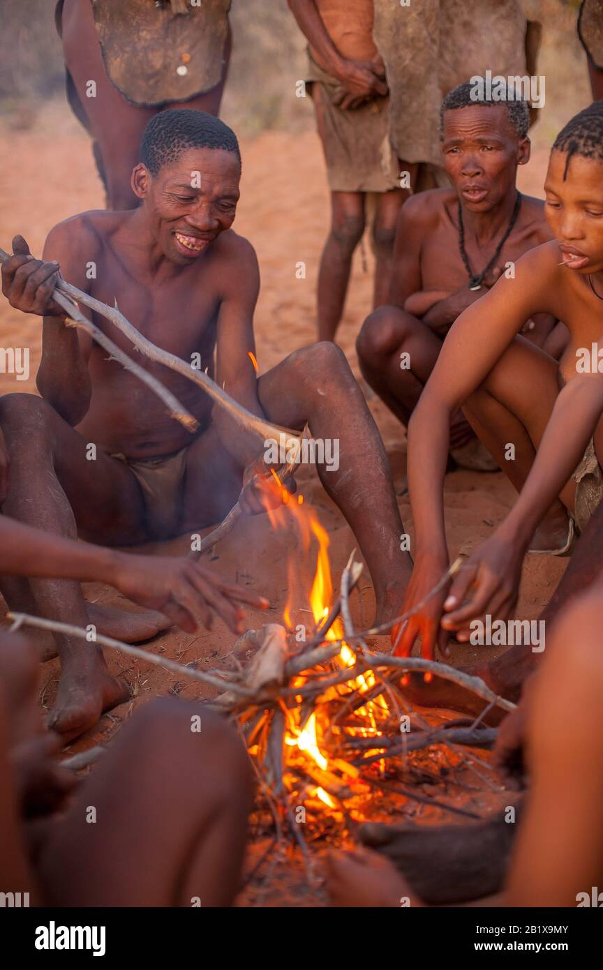 JU/'Hoansi-San Bushman Menschen rund um das Lagerfeuer im Grashoek Living Museum, Nord-Namibia Stockfoto