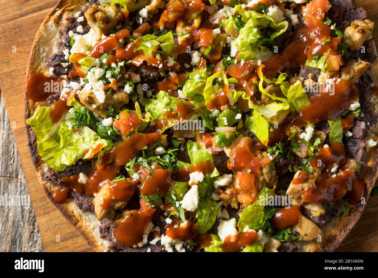 Hausgemachter Big Tostada mit Huhn und Salat Tomato Stockfoto