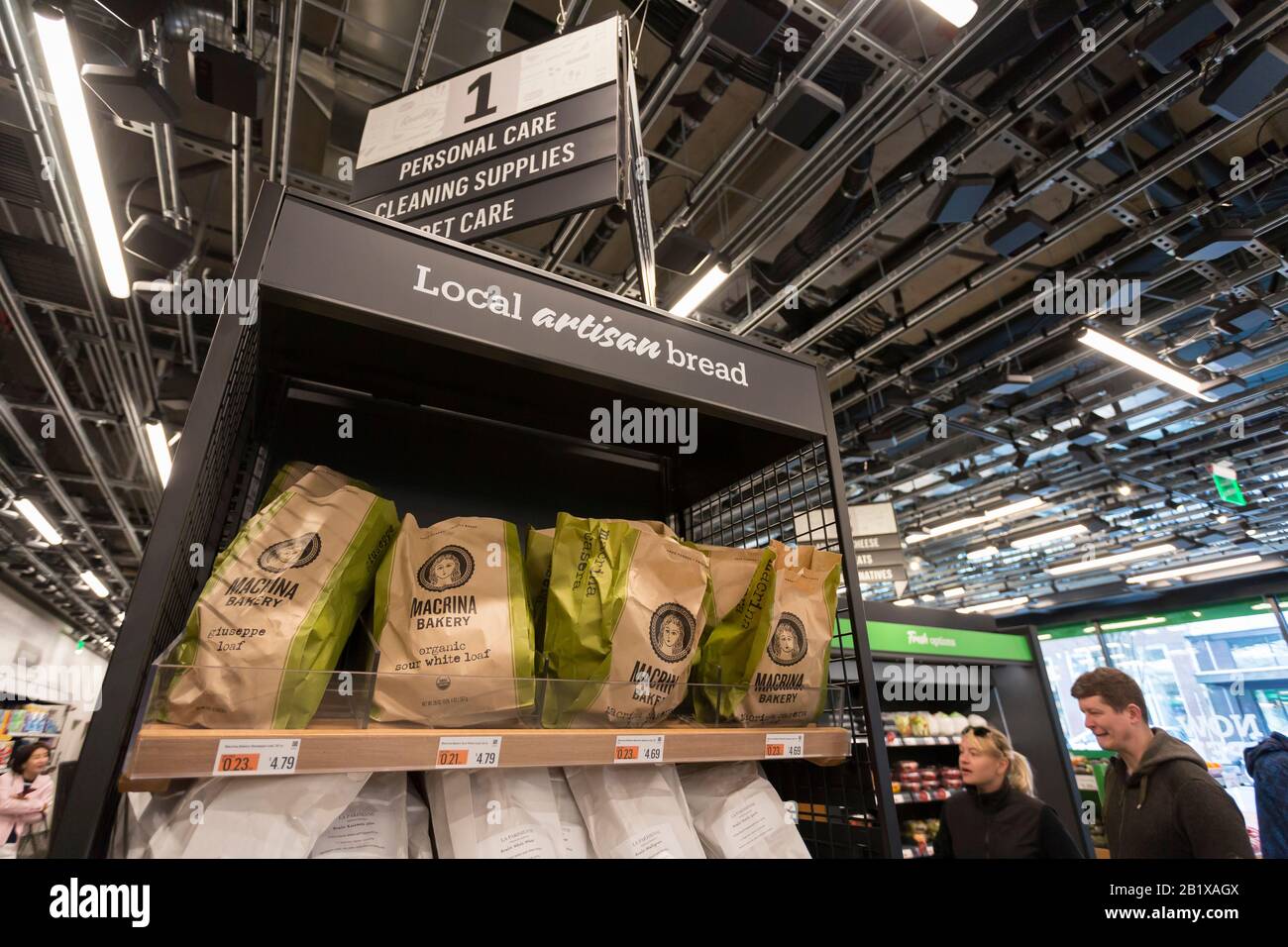 Am 27. Februar 2020 gibt es verschiedene Brotsorten bei Amazon. Der erste  große, kashierlose Supermarkt des Technikunternehmens wurde Anfang der  Woche im Viertel Capitol Hill in Seattle eröffnet. Kunden scannen eine  Amazon