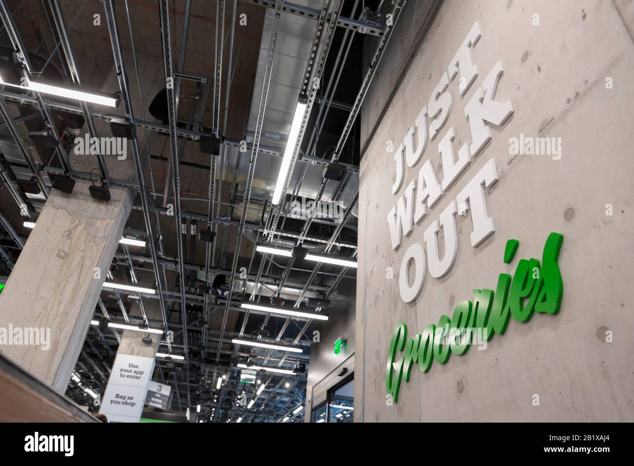 Beschilderung des Amazon Go Lebensmittellageres am 27. Februar 2020. Der  erste große, kashierlose Supermarkt des Technikunternehmens wurde Anfang  der Woche im Viertel Capitol Hill in Seattle eröffnet. Kunden scannen eine  Amazon Go