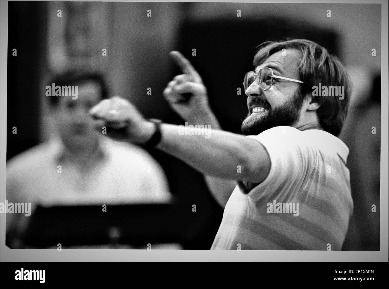 High School Band Lehrer immer in den Spaß und die Aufregung der Lehre junge Instrumentalisten in seiner Klasse mit Brille und Leidenschaft Stockfoto