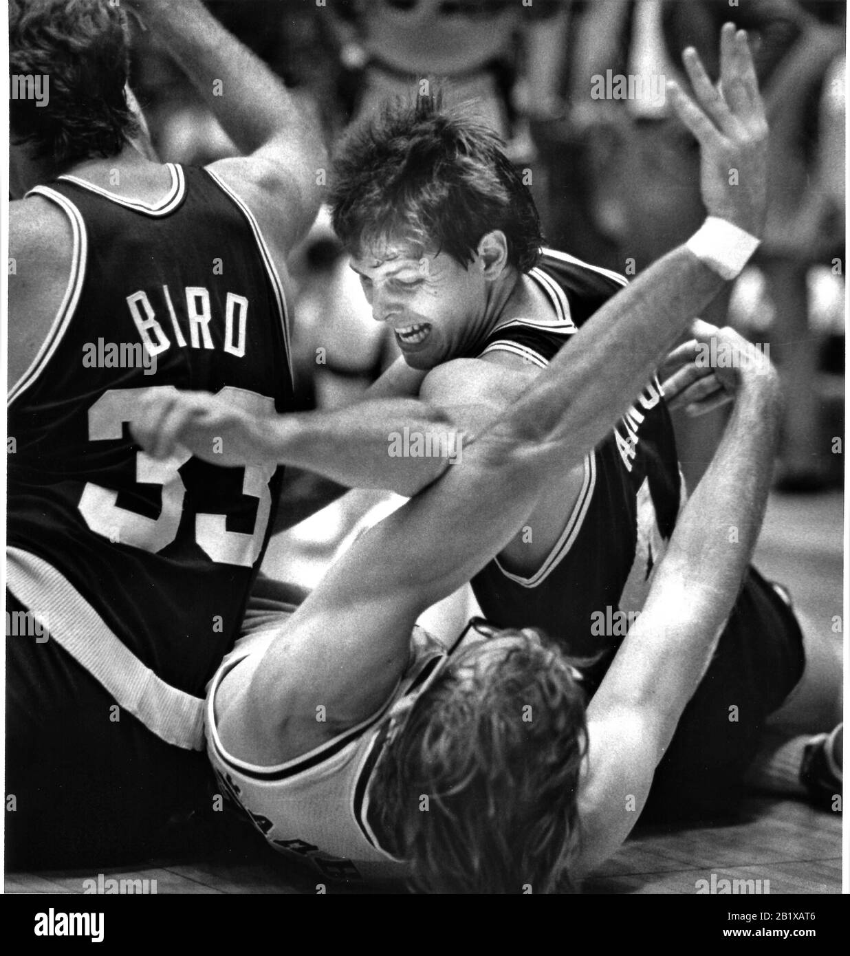 Lakers und Celtics in den NBA-Finale in LA in den 1980er Jahren mit Danny Ainge, CRT Rambles und Larry Bird alle auf dem Boden in einem Kampf um den Ball Stockfoto