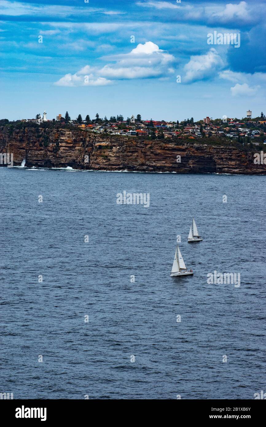 Segelboote, die an der Küste vorbeifahren, Sydney Heads. Stockfoto