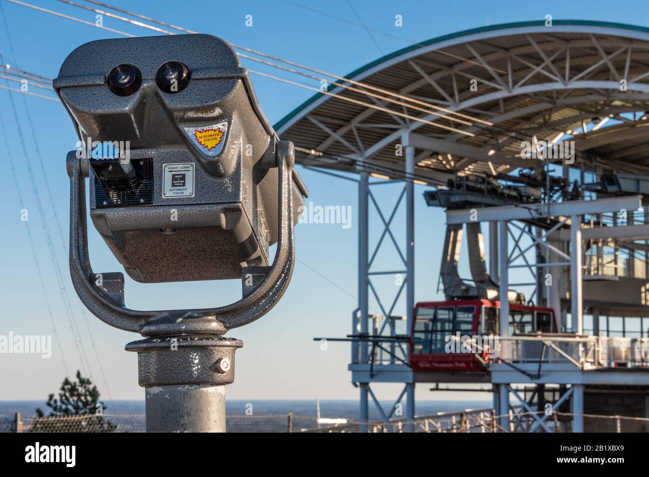 Summit Skyride Seilbahn und münzbetriebener, malerischer Aussichtspunkt auf dem Stone Mountain in Atlanta, Georgia's Stone Mountain Park. (USA) Stockfoto