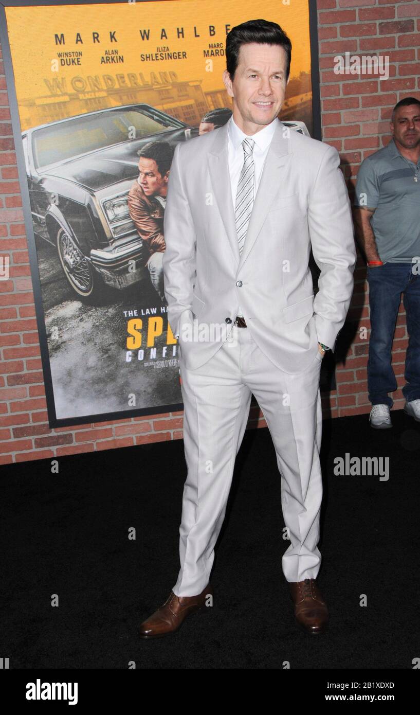 Los Angeles, Kalifornien. Februar 2020. Mark Wahlberg bei der Ankunft für SPENSER CONFIDENTIAL Premiere auf Netflix, Regency Village Theatre - Westwood, Los Angeles, CA 27. Februar 2020. Credit: Elizabeth Goodenough/Everett Collection/Alamy Live News Stockfoto