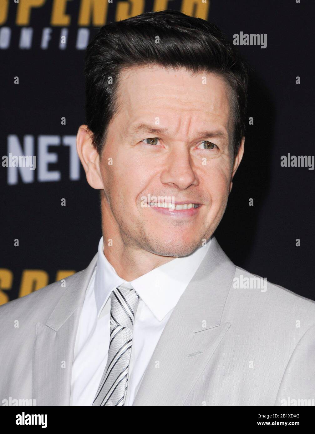 Los Angeles, Kalifornien. Februar 2020. Mark Wahlberg bei der Ankunft für SPENSER CONFIDENTIAL Premiere auf Netflix, Regency Village Theatre - Westwood, Los Angeles, CA 27. Februar 2020. Credit: Elizabeth Goodenough/Everett Collection/Alamy Live News Stockfoto