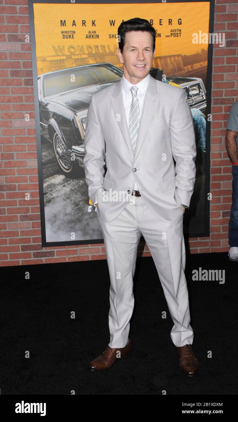 Los Angeles, Kalifornien. Februar 2020. Mark Wahlberg bei der Ankunft für SPENSER CONFIDENTIAL Premiere auf Netflix, Regency Village Theatre - Westwood, Los Angeles, CA 27. Februar 2020. Credit: Elizabeth Goodenough/Everett Collection/Alamy Live News Stockfoto