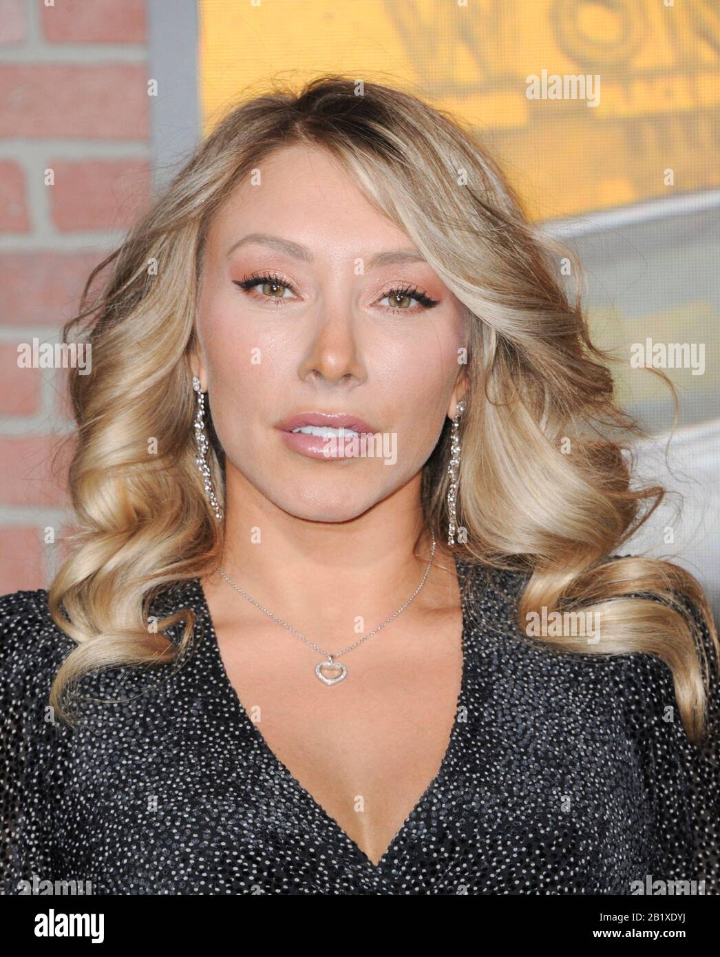 Los Angeles, Kalifornien. Februar 2020. Alexandra Vino bei der Ankunft für SPENSER CONFIDENTIAL Premiere auf Netflix, Regency Village Theatre - Westwood, Los Angeles, CA 27. Februar 2020. Credit: Elizabeth Goodenough/Everett Collection/Alamy Live News Stockfoto