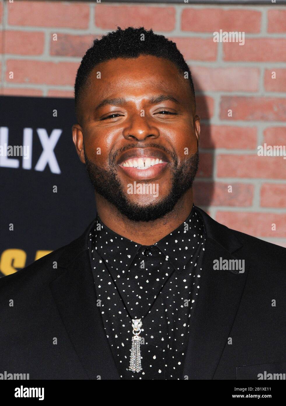 Los Angeles, Kalifornien. Februar 2020. Wilston Duke bei der Ankunft für SPENSER CONFIDENTIAL Premiere auf Netflix, Regency Village Theatre - Westwood, Los Angeles, CA 27. Februar 2020. Credit: Elizabeth Goodenough/Everett Collection/Alamy Live News Stockfoto