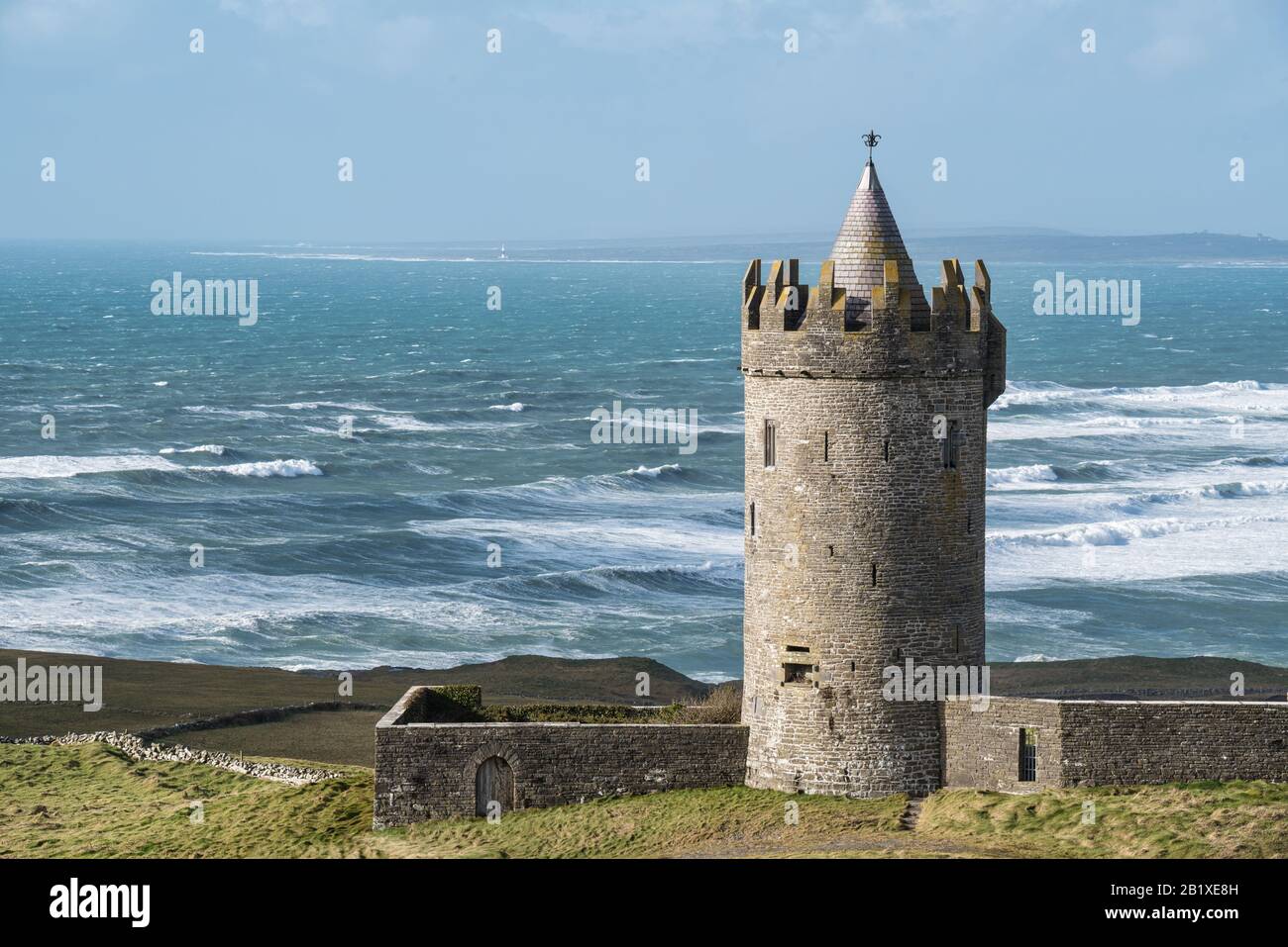 County Clare, Irland - 20. Februar 2020: Doonagore Castle im County Clare Ireland mit Blick über den Wilden Atlantik Stockfoto