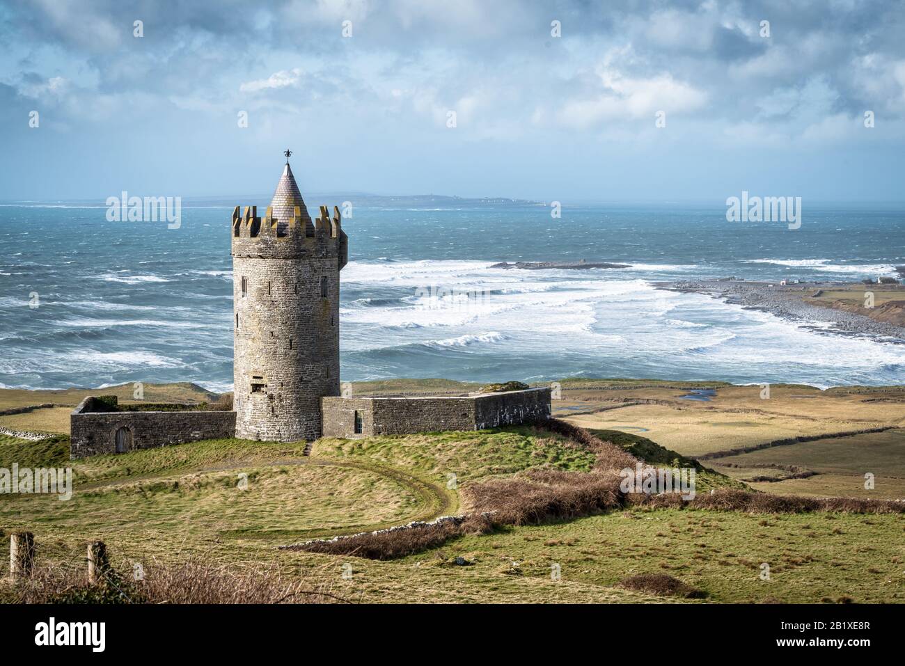 County Clare, Irland - 20. Februar 2020: Doonagore Castle im County Clare Ireland mit Blick über den Wilden Atlantik Stockfoto