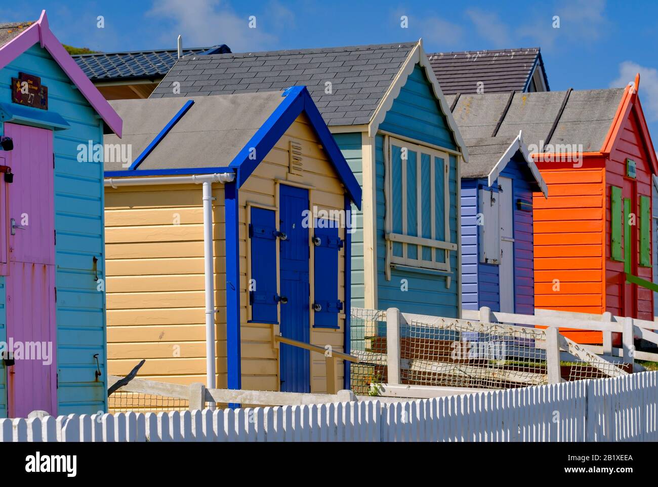 Bunte, hölzerne Strandhütten am Strand bei Westward Ho!, Lifestyle, Küstenleben, Urlaubsziel, Eimer und Spaten Urlaub, Nort hDevon Stockfoto