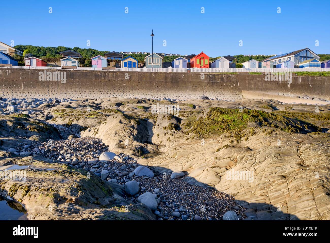 Bunte, hölzerne Strandhütten am Meer in Westward Ho! Lifestyle, Küstenleben, Urlaubsziel, Eimer und Spade Urlaub, North Devon Stockfoto