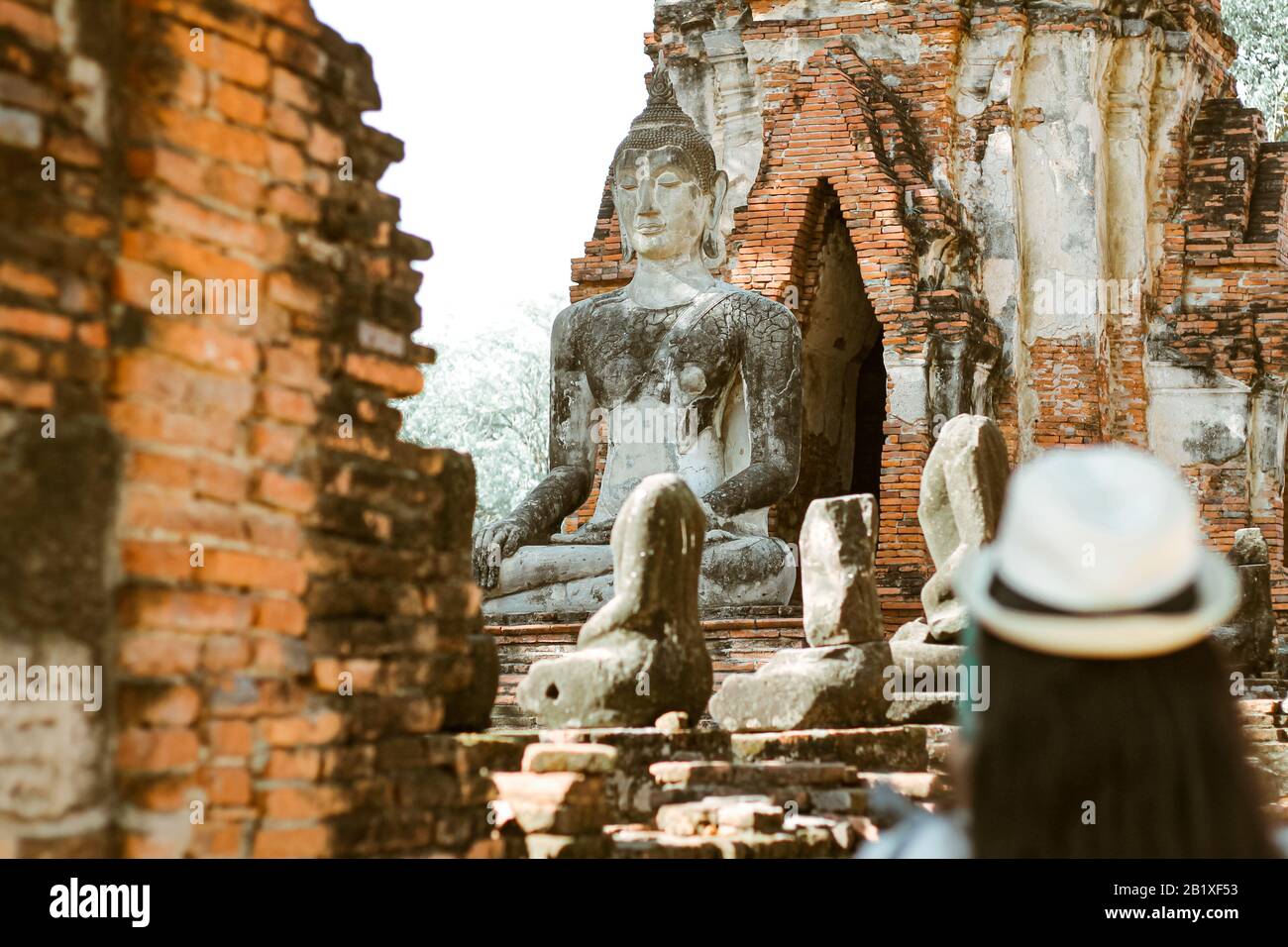 Ein Tourist, der den historischen Park Ayutthaya (im Mittelpunkt der Geschichte) erkundet, der eines der berühmten kulturellen Reiseziele in Thailand ist Stockfoto