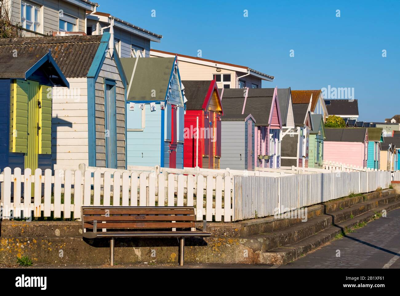 Bunte, hölzerne Strandhütten am Meer in Westward Ho! Lifestyle, Küstenleben, Urlaubsziel, Eimer und Spade Urlaub, North Devon Stockfoto
