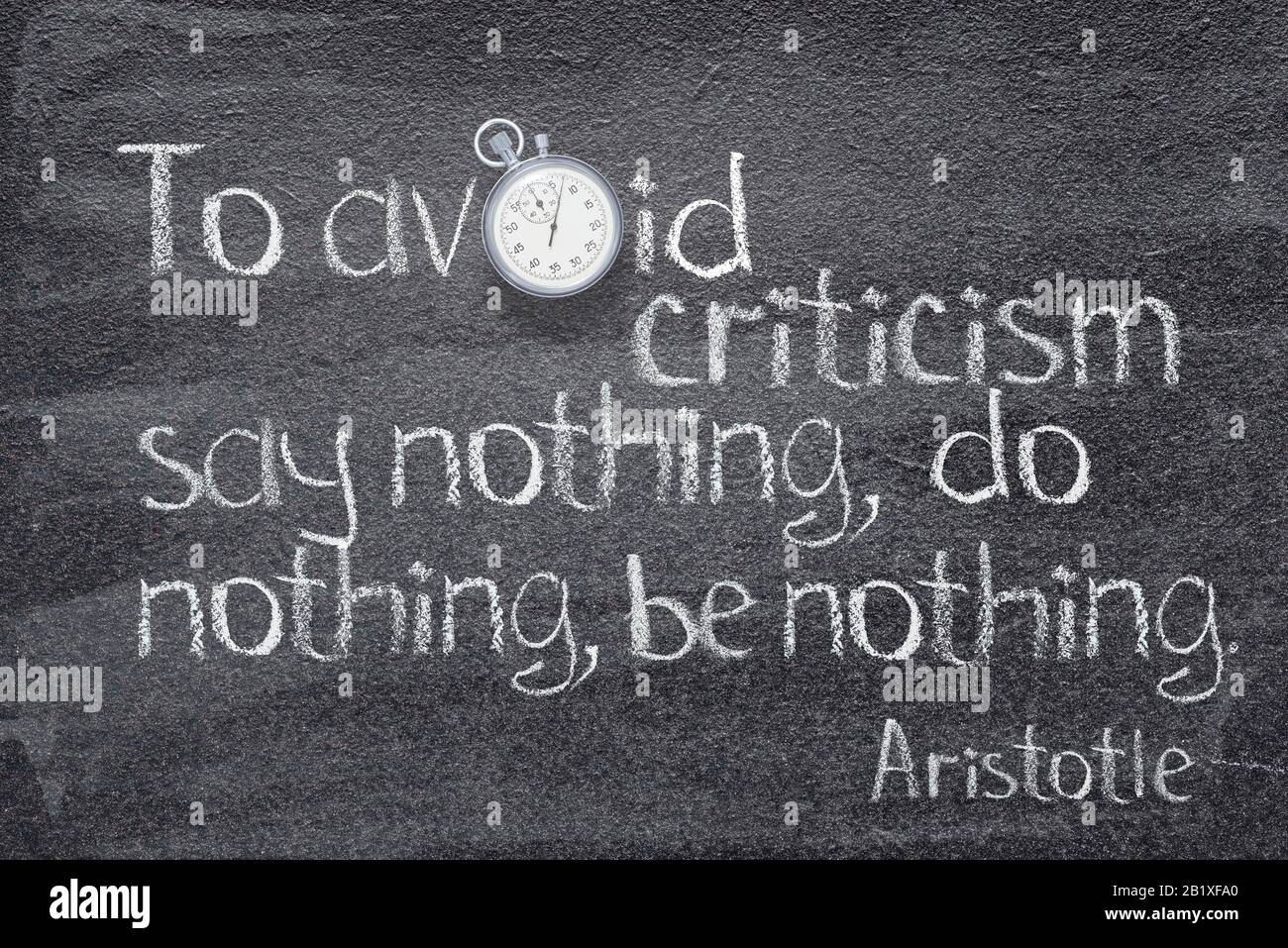 Um Kritik zu vermeiden, nichts zu sagen, nichts zu tun, nichts zu sein - ein Zitat des antiken griechischen Philosophen Aristoteles, das auf dem Schwarzen Brett mit Oldtimer-Stoppuhr geschrieben wurde Stockfoto