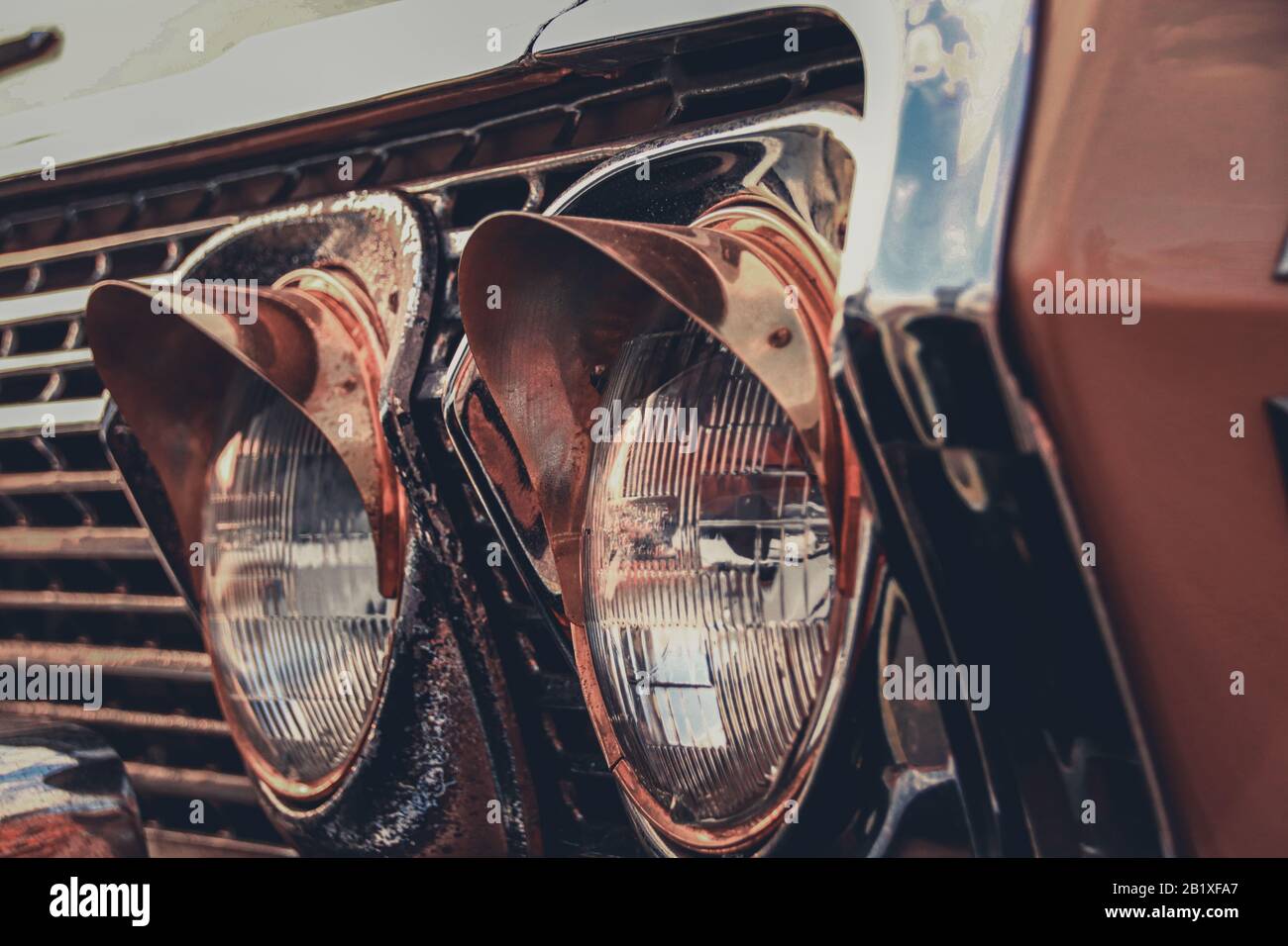 Nahaufnahme eines alten Oldtimer-Scheinwerfers, um ein filmisches Moody-Thema aus den 1920er Jahren und Nostalgie für die elegante und klassische Epoche zu zeigen Stockfoto