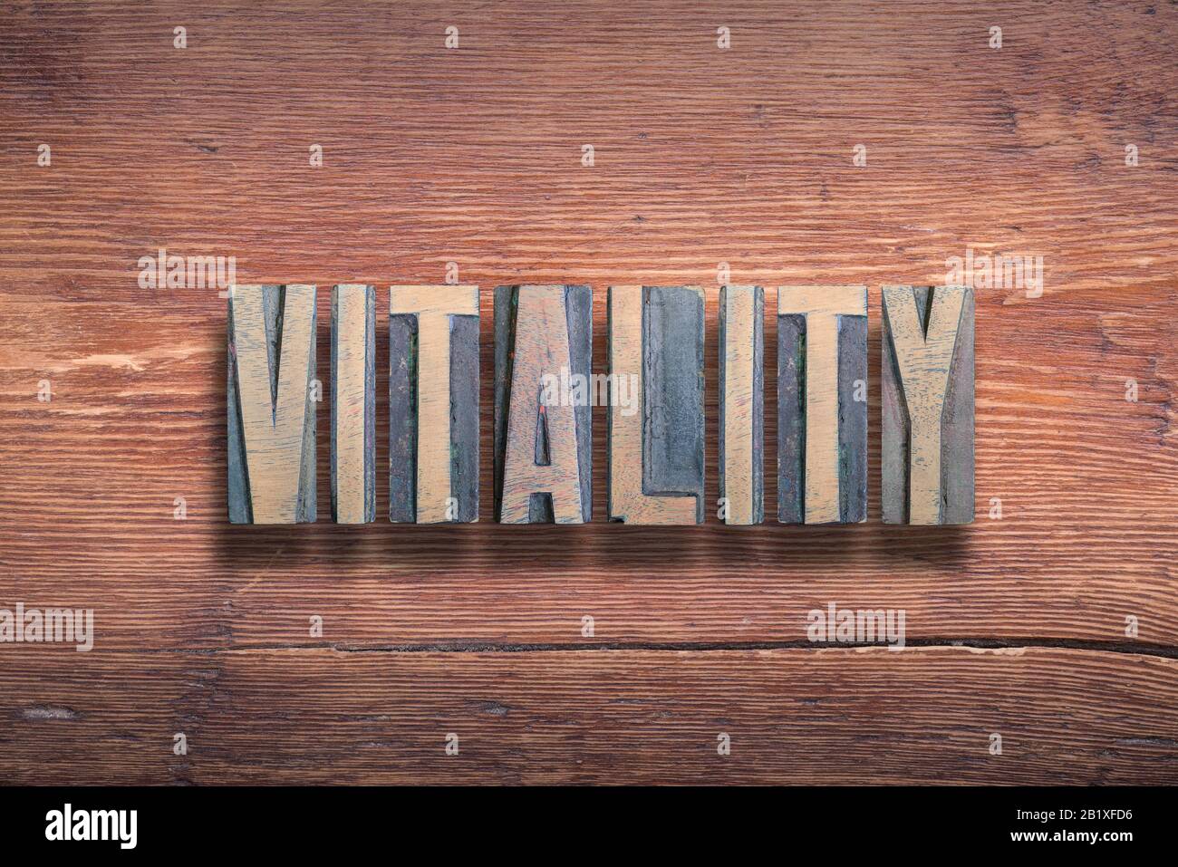 Vitality Wort kombiniert auf alter lackierter Holzoberfläche Stockfoto