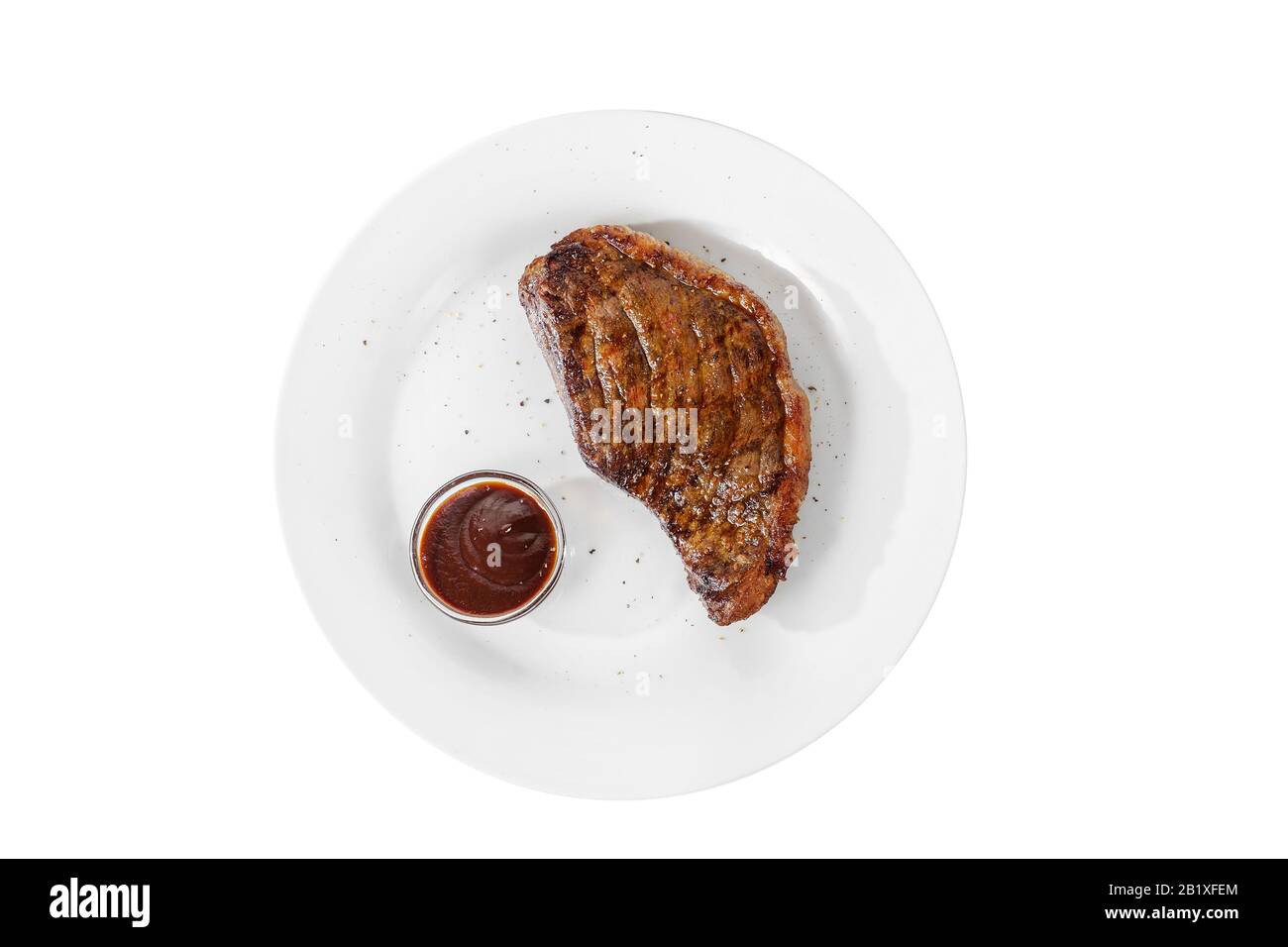Steak aus dunklem Rindfleisch, Schweinefleisch, Lamm, gegrilltem Fleisch, Grill mit Tomate, B-B-Q-Sauce auf einem Teller mit isoliertem weißem Hintergrund. Saftiges Filet, Mittel, stark, wir Stockfoto