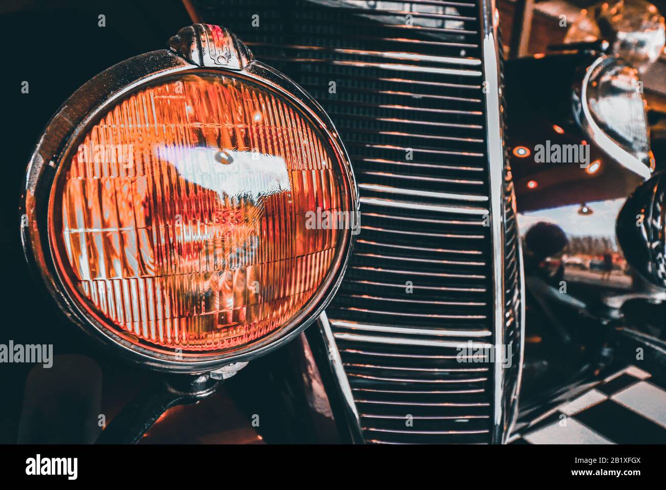 Nahaufnahme eines alten Oldtimer-Scheinwerfers, um ein filmisches Moody-Thema aus den 1920er Jahren und Nostalgie für die elegante und klassische Epoche zu zeigen Stockfoto