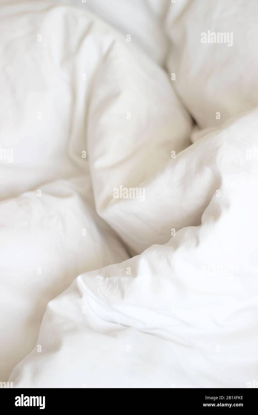 Weiches, Gemütliches Weißes Baumwollbett-Leinen. Komfortschlafkonzept. Stockfoto
