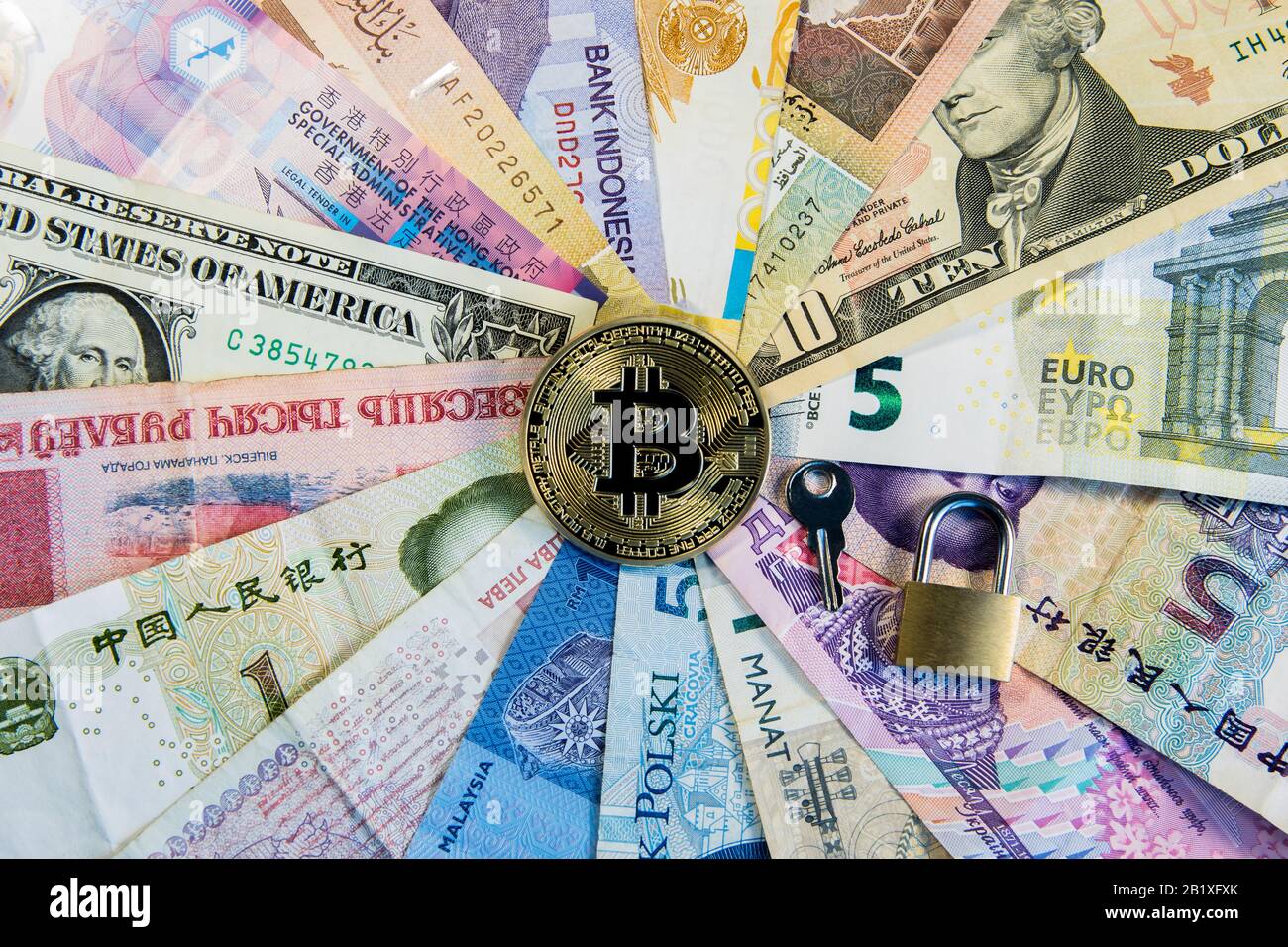 Cryptocurrency konzeptionelles Bild von Bitcoin-Internationalismus und Sicherheit. Sicherheitswährung Bitcoin Bitcoin Bitcoin Auf den Banknoten verschiedener Art Stockfoto