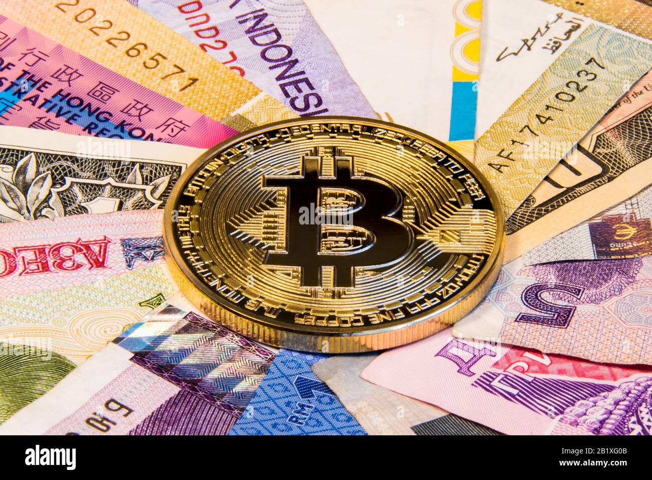 Cryptocurrency konzeptionelles Bild des Bitcoin-Internationalismus. Bitcoin-Bitcoin-Bitcoin auf den Banknoten verschiedener Länder. Stockfoto