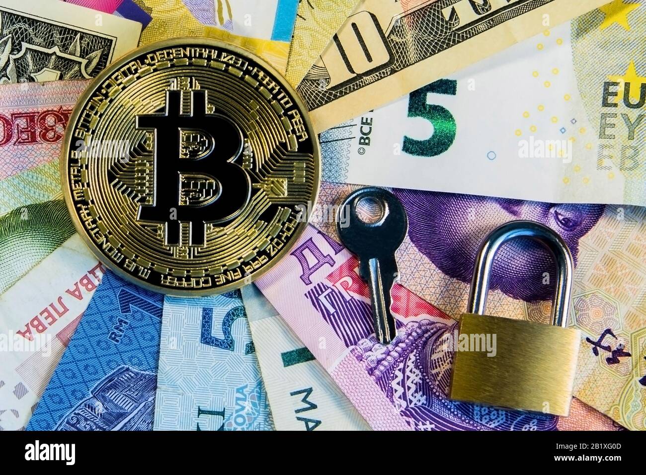 Cryptocurrency konzeptionelles Bild von Bitcoin-Internationalismus und Sicherheit. Bitcoin-Bitcoin-Bitcoin auf den Banknoten verschiedener Länder Stockfoto