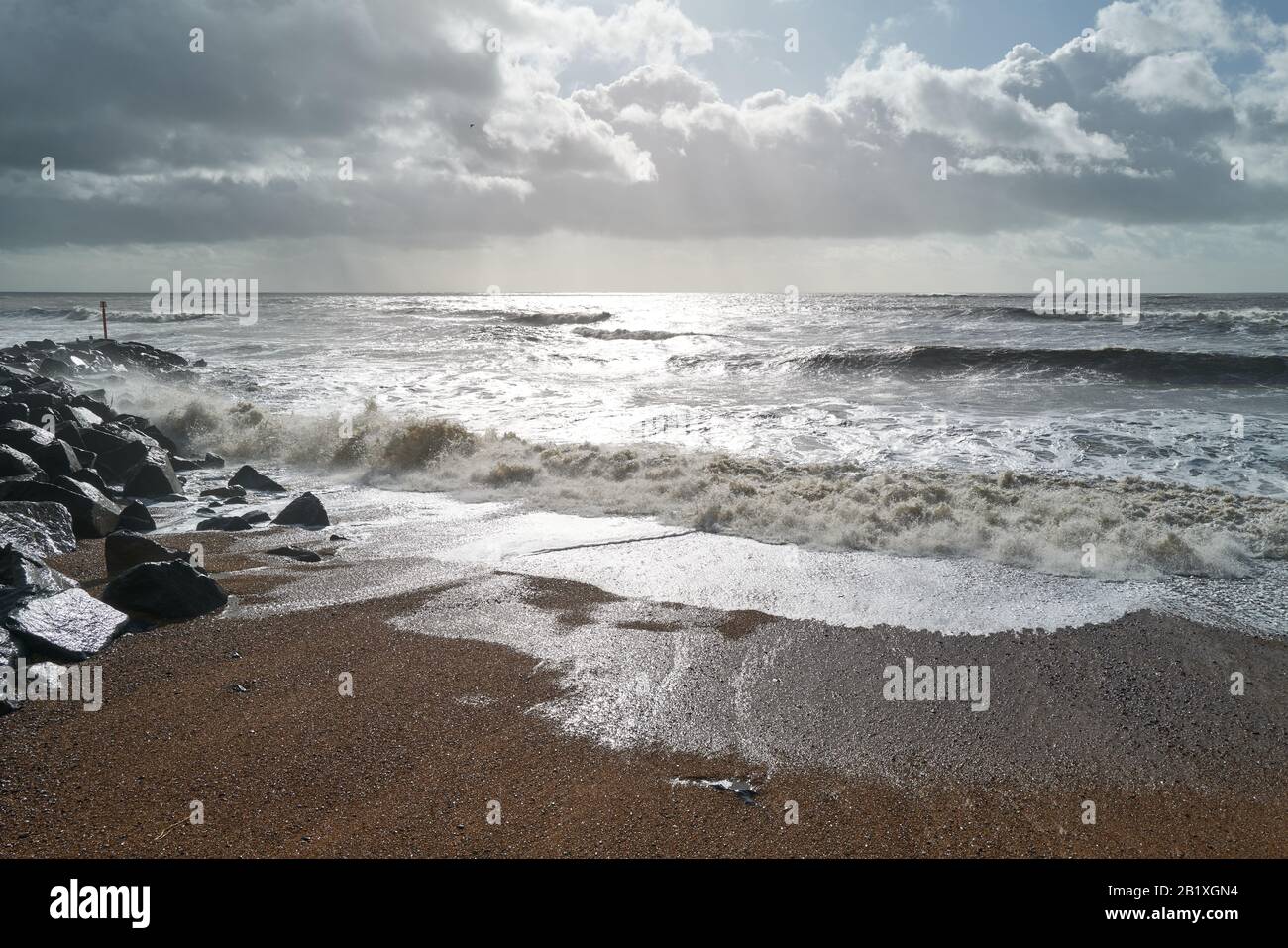 Stürmisches Winterwetter entlang der Jura-Tradition-Küstenlinie des Ärmelkanals in West Bay, Dorset, England. Stockfoto