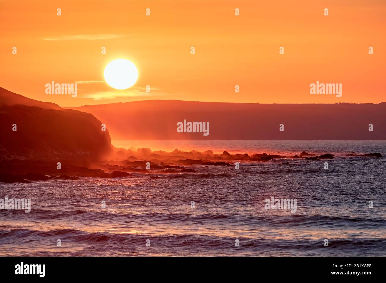 North Devon dramatische Sonnenuntergang Himmel, atmosphärisch, Abendlicht, Schein, Himmel, Strand, Küste, romantischer Lebensstil, Horizont, Meer, friedlich, atemberaubend, ruhig Stockfoto