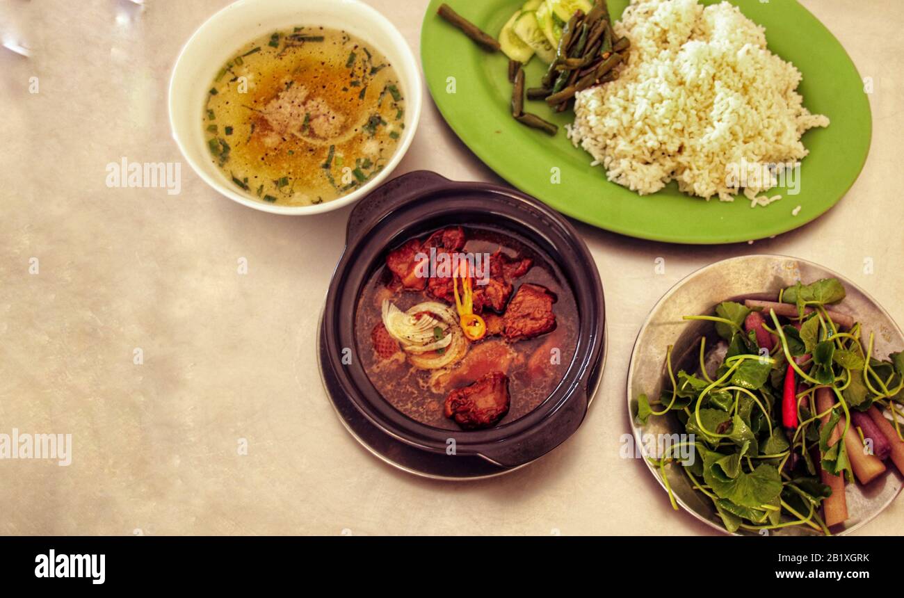 Typisch vietnamesische Küche, die die Einheimischen jeden Tag in Vietnam essen Stockfoto