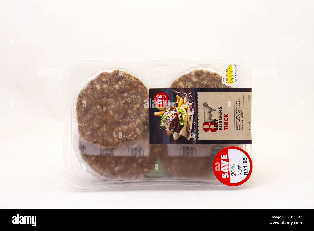 Alberton, Südafrika - ein Behälter von Woolworths Food Thick Beef Burgers isoliert auf einem klaren Hintergrundbild mit Kopierraum Stockfoto