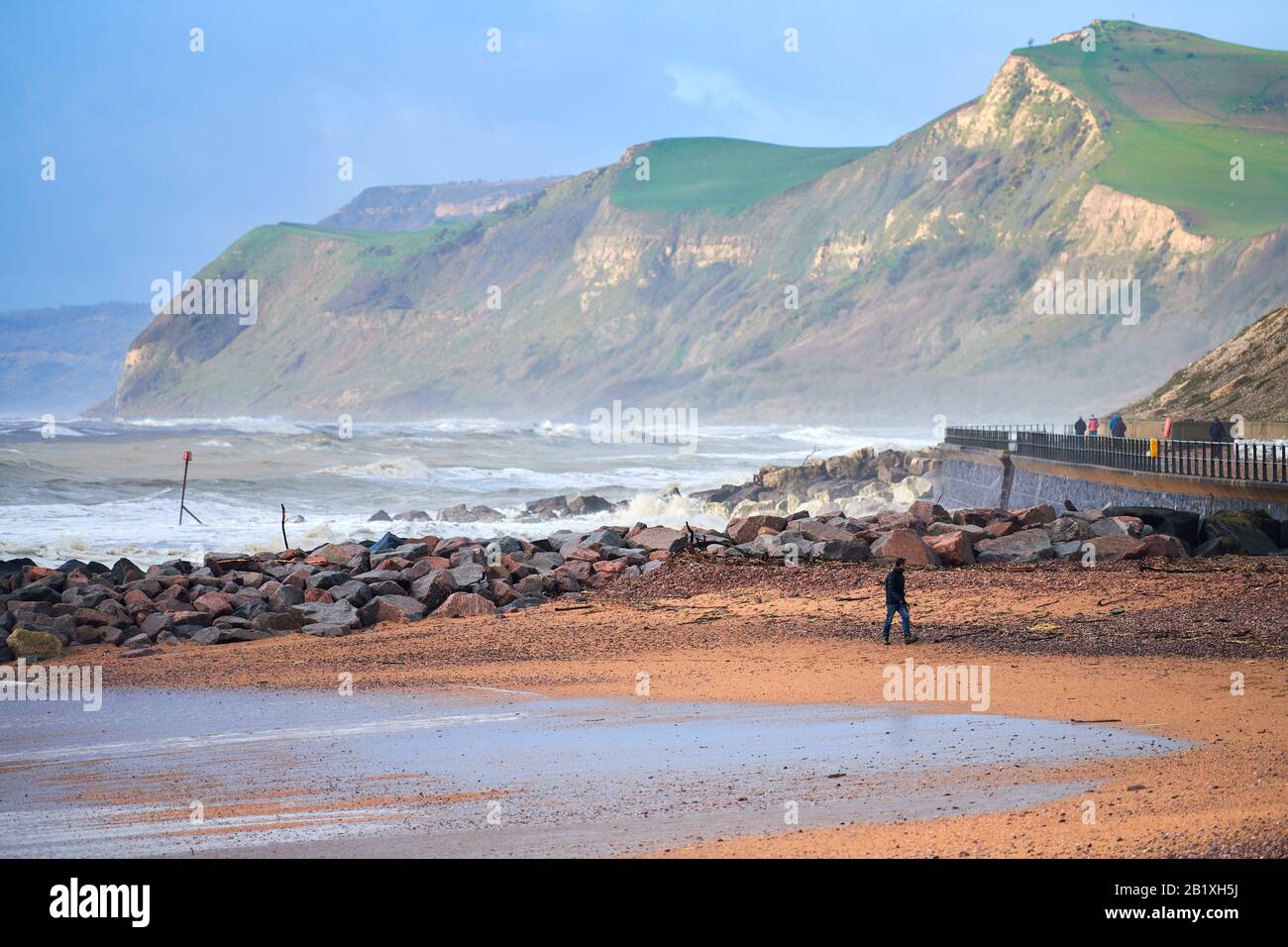 Stürmisches Winterwetter, Küstenlinie des Juraerbes des Ärmelkanals in West Bay, Dorset, England. Stockfoto