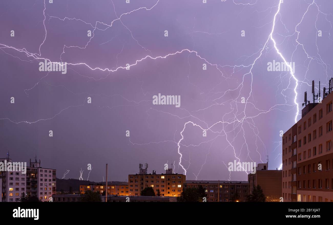 Komposition von Lichtzeichnen über einer Stadt in der Nacht, Stribro Stockfoto