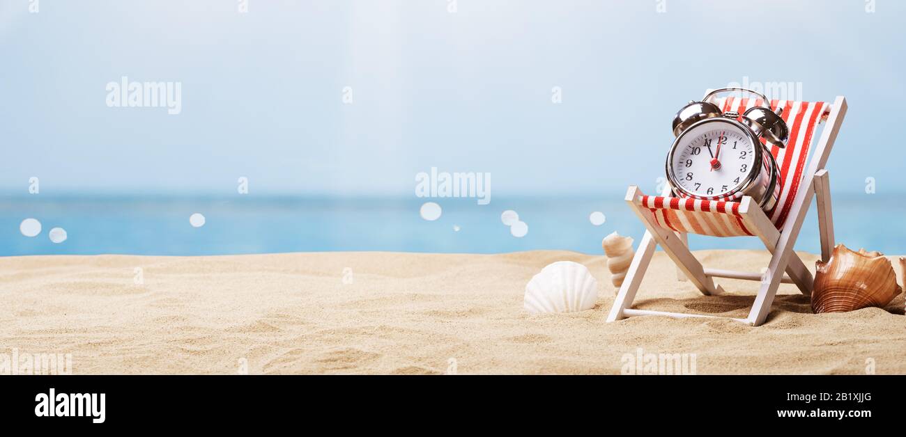 Wecker Auf Dem Liegestuhl Am Sonnig Tropical Beach Stockfoto