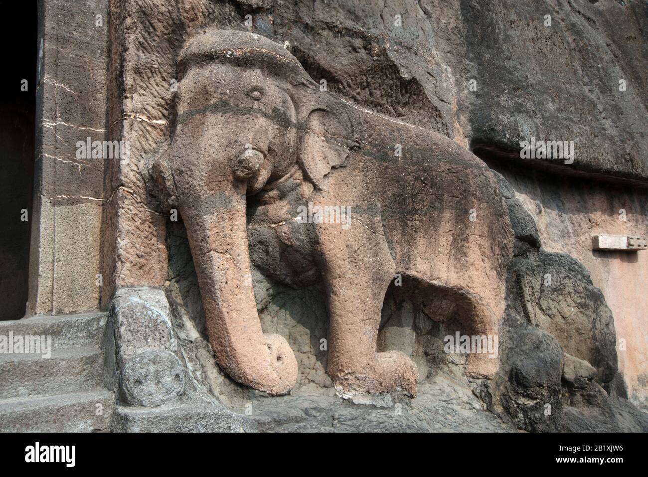 Ajanta Caves, Aurangabad, Maharashtra, Indien, Der Rechte Elefantenpate, der zur Höhle 16 bis 26 führt. Stockfoto
