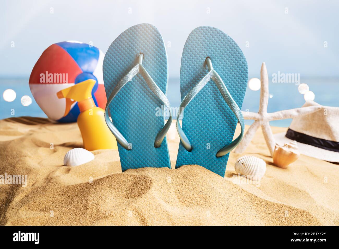 Sonnenbaden Reisezubehör Am Sandy Sunny Beach Stockfoto