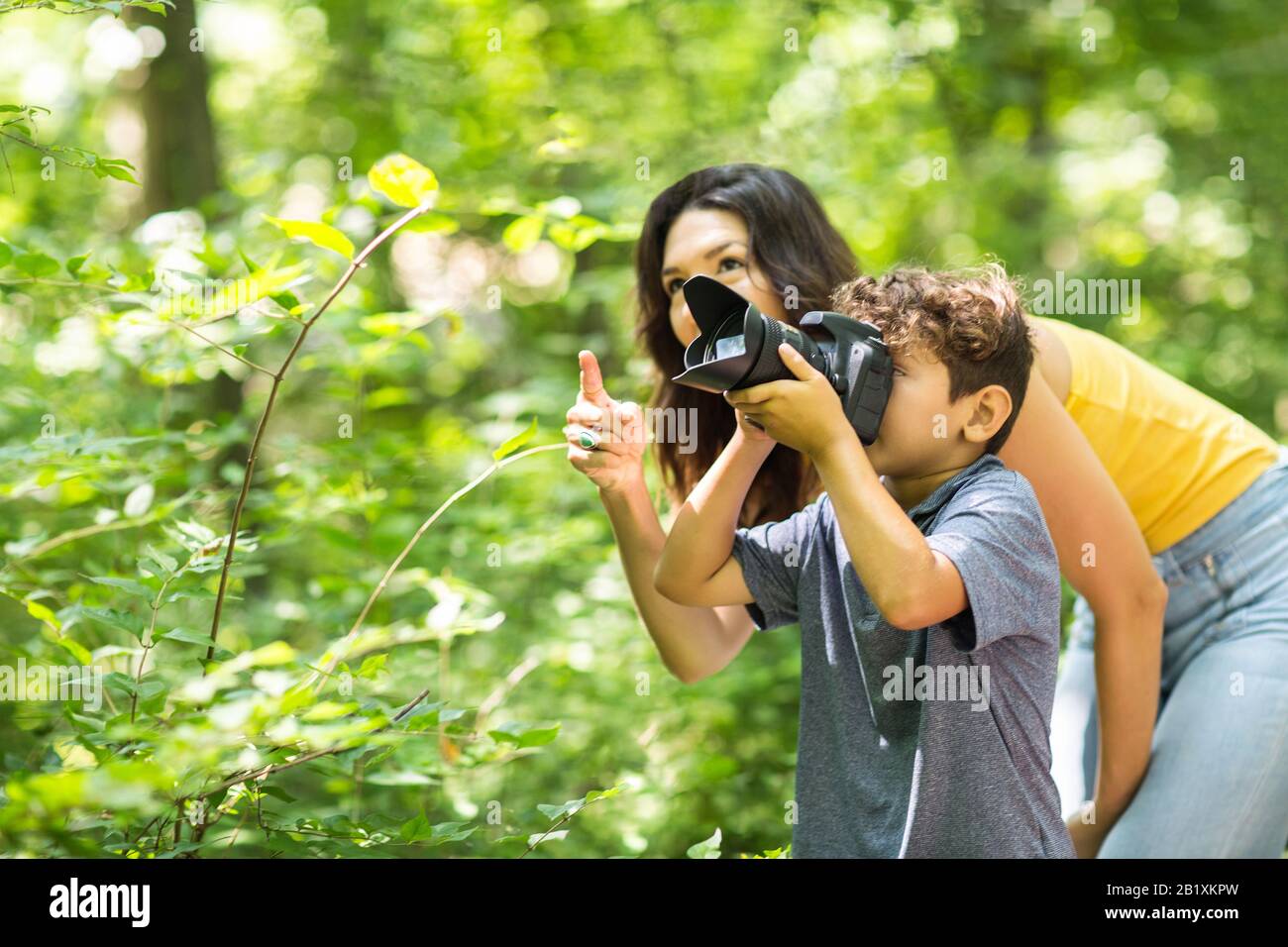 Kleiner Junge, der mit ihrer Mutter im Wald fotografieren konnte. Stockfoto