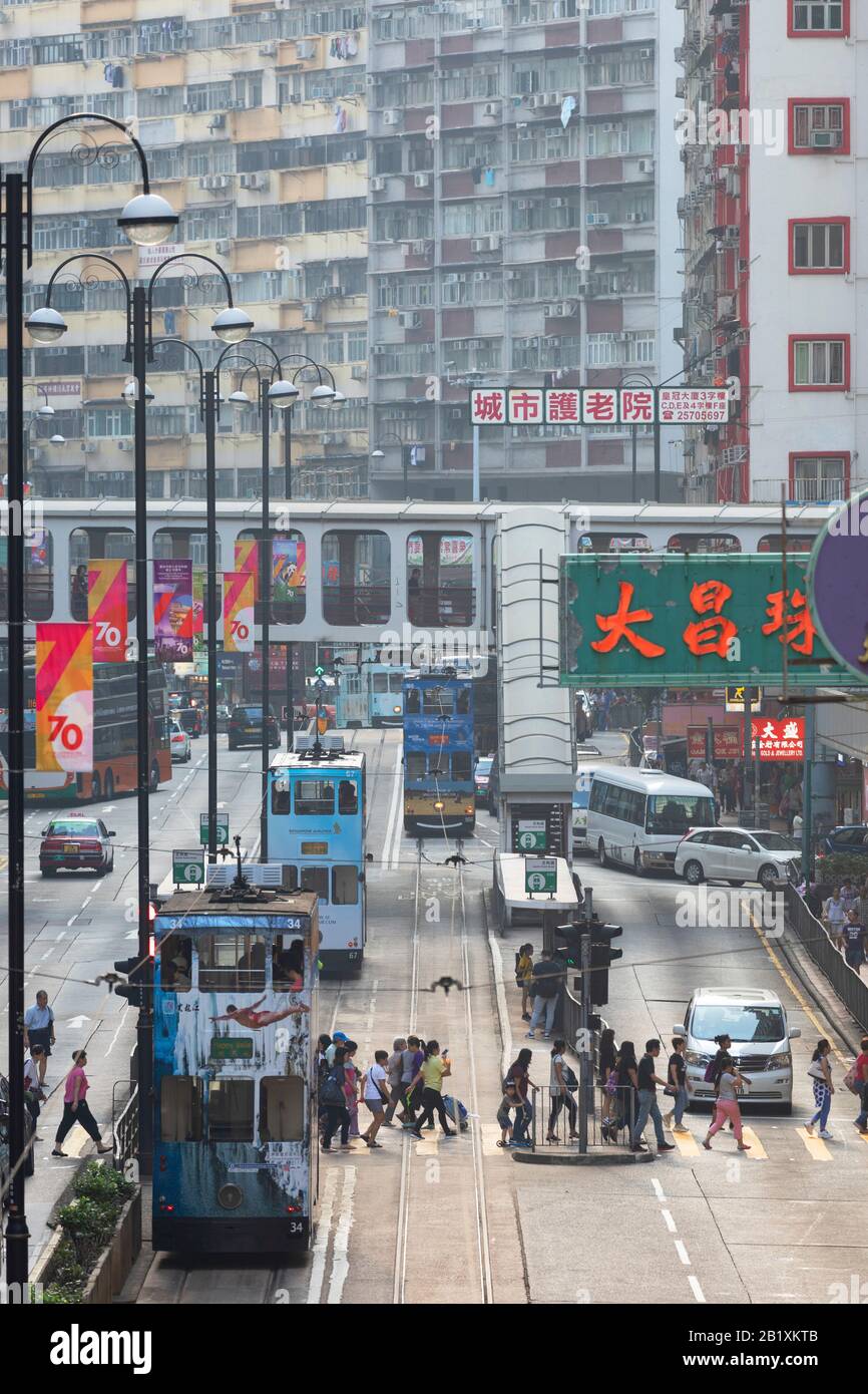 Straßenbahnen und Verkehr, North Point, Hong Kong Island, Hongkong Stockfoto