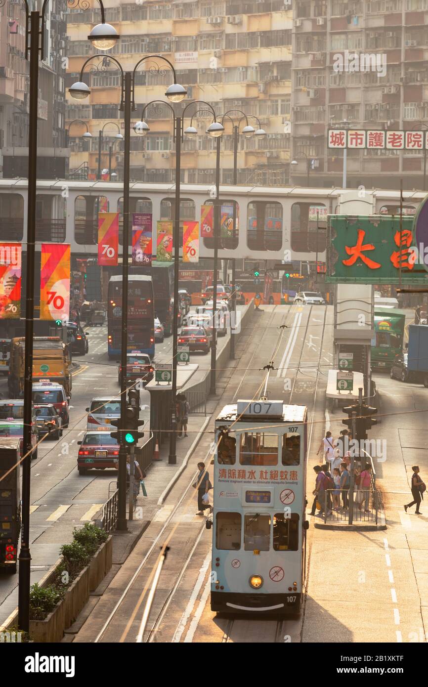 Straßenbahnen und Verkehr, North Point, Hong Kong Island, Hongkong Stockfoto