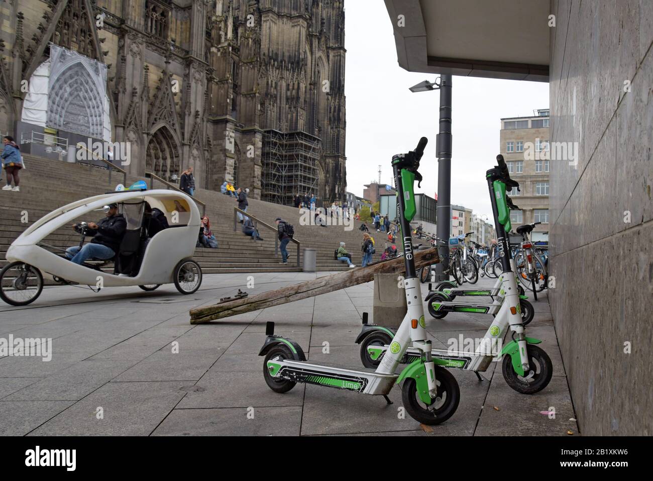 Linde S Dockless Elektro-Roller mit Leihfahrrädern vor dem Dom von Cologfne, Deutschland, geparkt Stockfoto