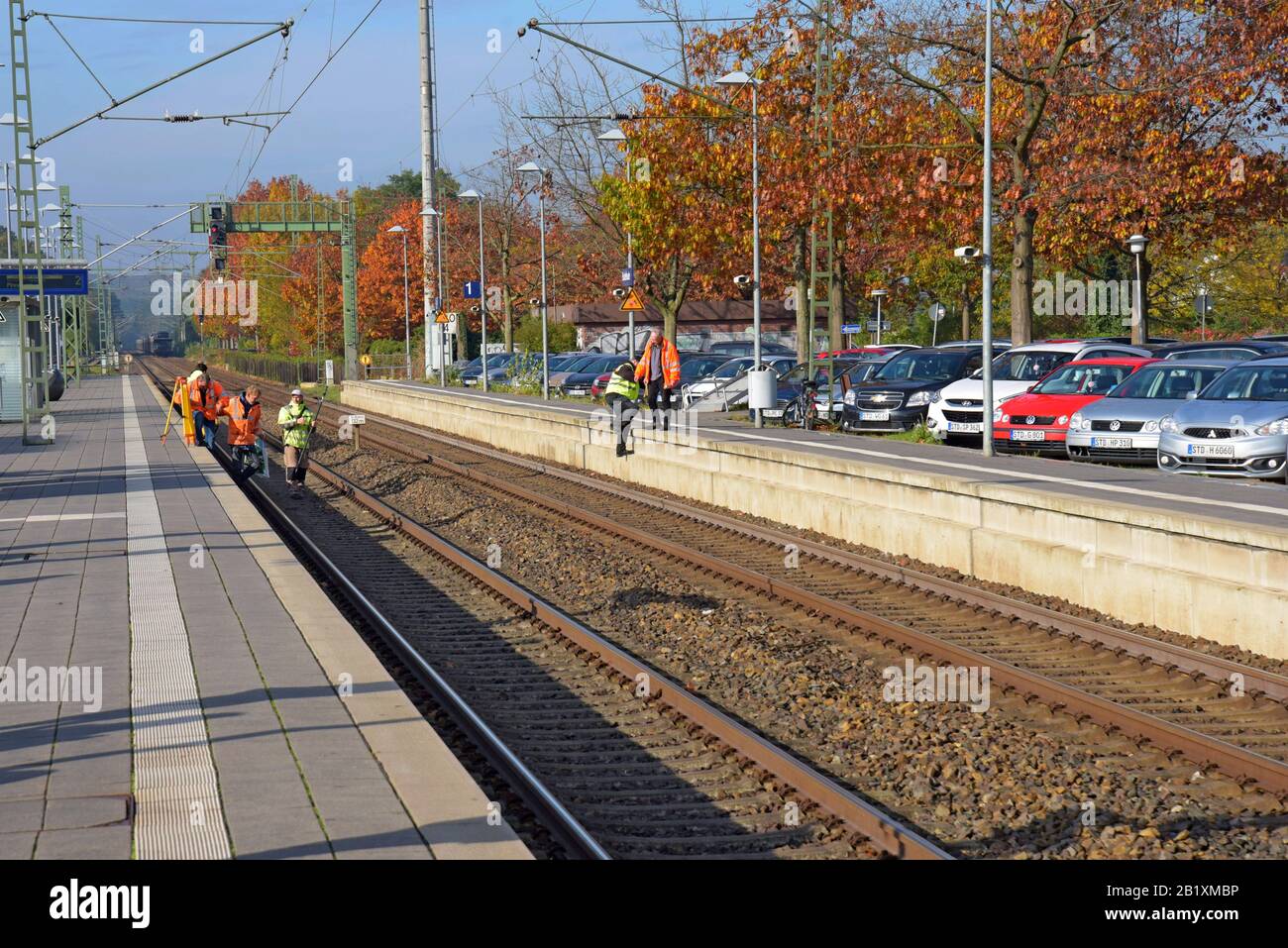 Bahnbetriebswerk Wartungspersonal überquert Gleise am Bahnhof Buxtehude, Deutschland Stockfoto