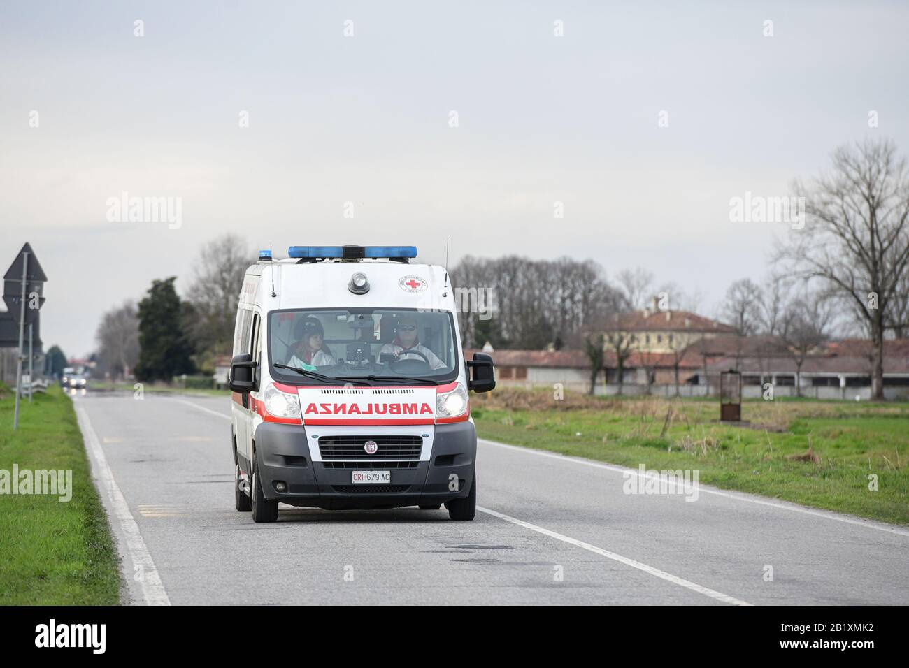 Castiglione d'Adda, Italien - 27. Februar 2020: Ein Krankenwagen kommt an die Grenze der isolierten Kleinstadt Castiglione d'Adda, da Maßnahmen ergriffen werden, um den Ausbruch von Coronavirus COVID-19 Credit zu verhindern: Piero Cruciatti/Alamy Live News Stockfoto