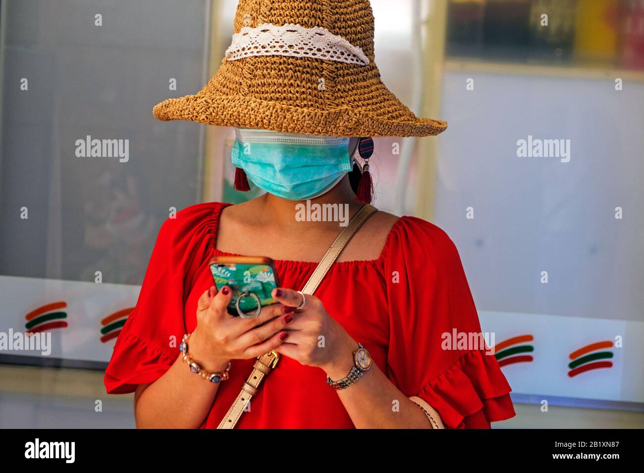 Ein chinesischer Tourist, der eine medizinische Maske trägt, um sich gegen das Coronavirus in Bangkok, Thailand, Januar 2020 zu schützen. Stockfoto