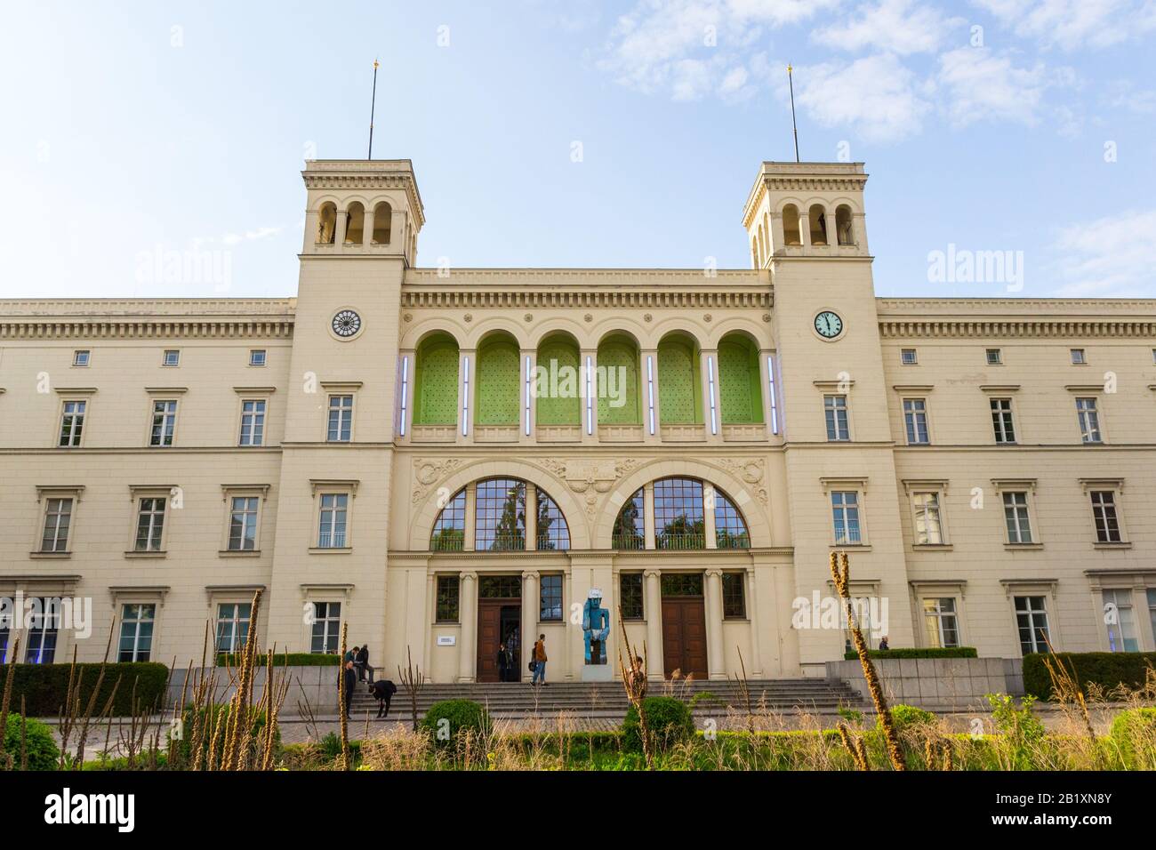 Hamburger Bahnhof Fassade, Berlin, Deutschland. Ehemaliger Endbahnhof der Hamburg-Berliner Eisenbahn, heute Museum für Gegenwartskunst (Museum für Gleichwart) Stockfoto