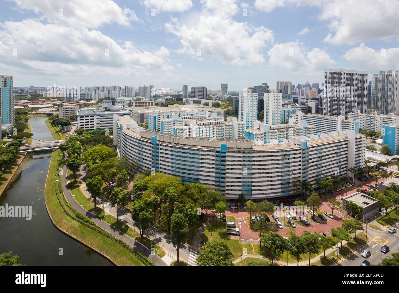 Aus der Vogelperspektive eines gekrümmten Designblocks in einem Wohngebiet in Boon Keng, Singapur Stockfoto