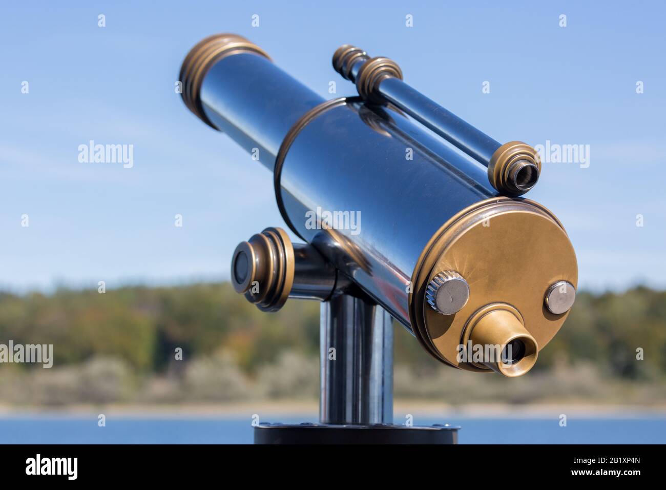Fest installiertes Teleskop/Fernglas. Symbol für Vorhersage, Blick in die Ferne oder die Zukunft, Beobachtung, Visionär. Stockfoto